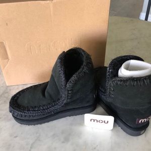 MOU all black sheepskin boots